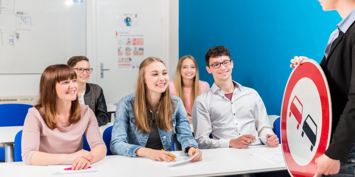 What to Look for When Selecting a Driving School London ON in 2026?